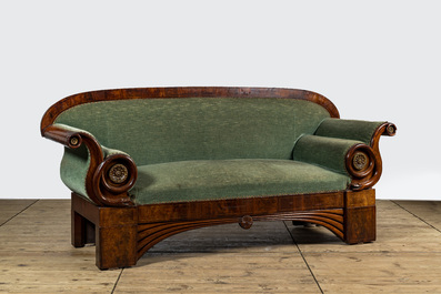 Een mahoniehouten Biedermeier sofa, 19e eeuw