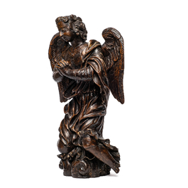 Een eikenhouten sculptuur van een knielende en biddende engel met sporen van polychromie, 17e eeuw
