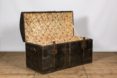 Een grote houten 'bahut' reiskoffer met lederen bekleding en smeedijzeren beslag, 18/19e eeuw