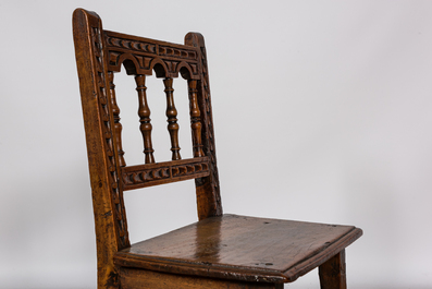 Zes Zuid-Europese stoelen in notelaar, 18/19e eeuw