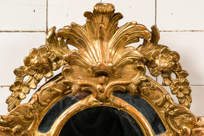 Miroir de style Louis XV en bois sculpt&eacute; et dor&eacute;, France, 19&egrave;me