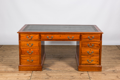 Een Engelse  mahoniehouten bureau met lederen bovenblad, ca. 1900