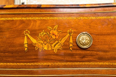 Une paire de commodes exceptionnelles en acajou et marqueterie florale, Angleterre ou Malte, 18&egrave;me