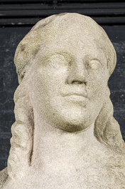Een groot stenen tuinbeeld met een vrouwenfiguur naar antiek voorbeeld, 20e eeuw