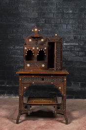 Console en bois sculpt&eacute; incrust&eacute; de nacre, Afrique du Nord, 19/20&egrave;me