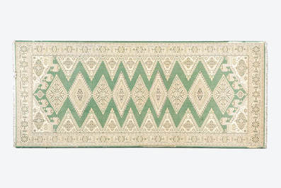 Un tapis oriental &agrave; d&eacute;cor de motifs g&eacute;om&eacute;triques, laine sur coton, 20&egrave;me
