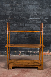 A wooden etag&egrave;re Arts &amp; Crafts Charles Rennie Mackintosh (1868-1928) rack, 1st half 20th C.