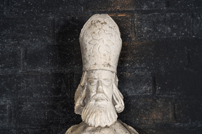 Een grote kalkstenen sculptuur van een staande bisschop, 18e eeuw