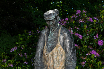 Jan Dekker: 'Sigaarrokende visser', levensgrote gepatineerde bronzen sculptuur
