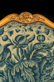 Grand canap&eacute; de style Louis XV en h&ecirc;tre et tapisserie brod&eacute;e, France, 18&egrave;me