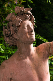 Een grote gepatineerde terracotta sculptuur van een bacchant en een jonge sater, 20e eeuw