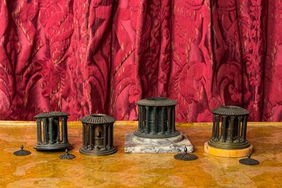 Vier gepatineerde bronzen 'Grand Tour' inktpotten in de vorm van de Tempel van Vesta, Itali&euml;, 19e eeuw
