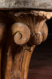 Een imposante barokke faux marbre muurconsole in plaaster met houten blad