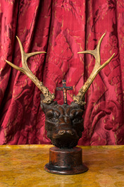 Une sculpture en bois et cornes de cerf repr&eacute;sentant la chasse de Saint Hubert, Allemagne, 19/20&egrave;me