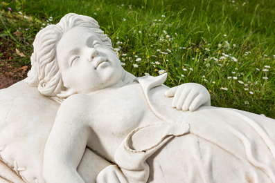 Monument fun&eacute;raire en marbre blanc repr&eacute;sentant une jeune femme endormie, 20&egrave;me
