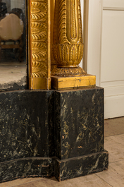 Important miroir de style Empire en bois sculpt&eacute; et dor&eacute; sur pi&egrave;tement en bois &agrave; patine faux-marbre, France, 19&egrave;me