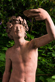 Een grote gepatineerde terracotta sculptuur van een bacchant en een jonge sater, 20e eeuw