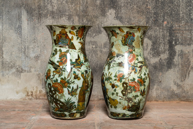 Une paire de vases en verre &agrave; d&eacute;calcomanie &agrave; d&eacute;cor de chinoiserie, France ou Angleterre, 19&egrave;me