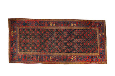 Een oosters tapijt met geometrische motieven en floraal decor, wol op katoen, 20e eeuw