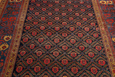 Een oosters tapijt met geometrische motieven en floraal decor, wol op katoen, 20e eeuw