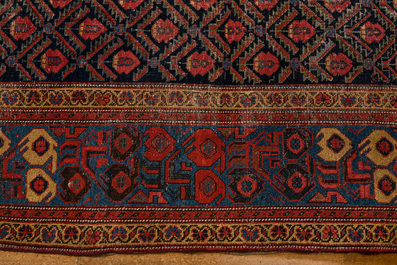 Un tapis oriental &agrave; motifs g&eacute;om&eacute;triques et d&eacute;cor floral, laine sur coton, 20&egrave;me