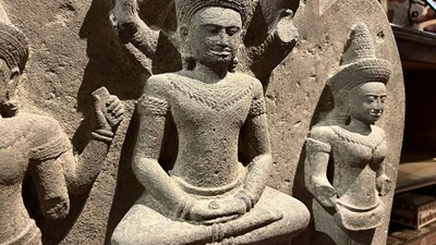 Een groot stenen Khmer-stijl reli&euml;f, Cambodja
