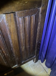 Armoire basse en ch&ecirc;ne &agrave; trois portes &agrave; d&eacute;cor sculpt&eacute;, Flandres, 16&egrave;me