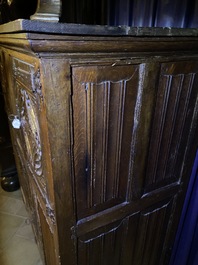 Armoire basse en ch&ecirc;ne &agrave; trois portes &agrave; d&eacute;cor sculpt&eacute;, Flandres, 16&egrave;me