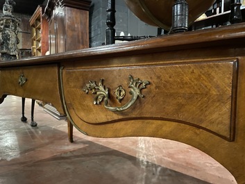 Un bureau plat de style Louis XV aux montures en bronze dor&eacute;, France, 20&egrave;me