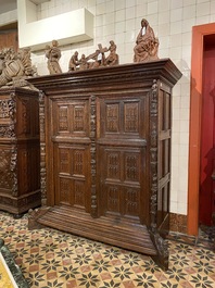 Rare armoire allemande en ch&ecirc;ne sculpt&eacute; sur supports diagonaux orn&eacute;s de lions couch&eacute;s, Westphalie, 16&egrave;me