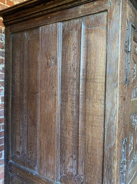 Rare et grande armoire flamande en ch&ecirc;ne &agrave; quatre portes aux panneaux sculpt&eacute;s en X et montures en fer forg&eacute;, Bruges, 1&egrave;re moiti&eacute; du 16&egrave;me