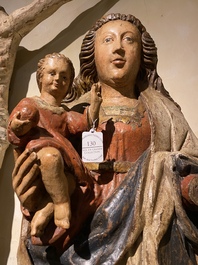 Een grote Vlaamse polychrome en vergulde eikenhouten Madonna met Kind, 2e helft 16e eeuw