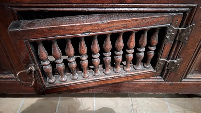 Buffet bas en ch&ecirc;ne &agrave; deux portes et deux tiroirs figurant les outils de la passion et dat&eacute; 1691, Flandres