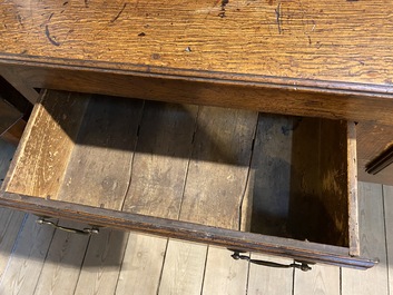 Een Engelse eikenhouten side table, 19e eeuw