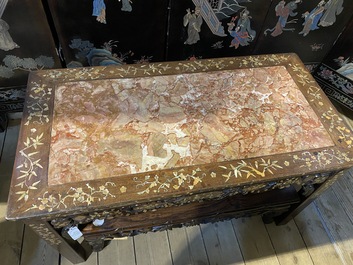 Une table d'appoint avec plateau en marbre et marqueterie de nacre, Chine, 19&egrave;me