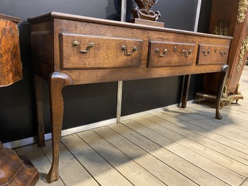 An English oak wooden side table, 19th C.