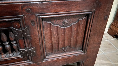 Buffet bas en ch&ecirc;ne &agrave; deux portes et deux tiroirs figurant les outils de la passion et dat&eacute; 1691, Flandres
