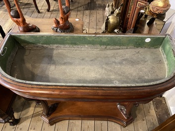 Een Engelse mahoniehouten console-jardini&egrave;re, 19e eeuw