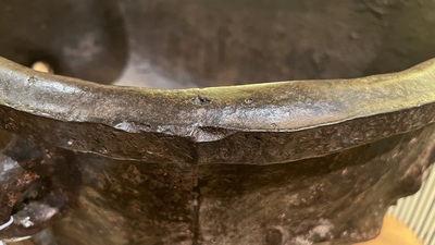 Une grande jardini&egrave;re en fonte sur quatre pieds en forme de lion, Chine, 19&egrave;me