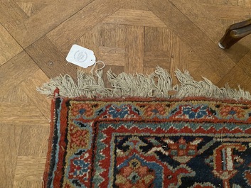 Een groot rechthoekig ornamentaal oosters Heriz tapijt, 19/20e eeuw