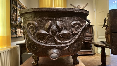 Une grande jardini&egrave;re en fonte sur quatre pieds en forme de lion, Chine, 19&egrave;me