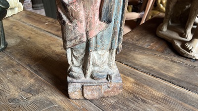 Saint &eacute;v&ecirc;que en ch&ecirc;ne sculpt&eacute; et polychrom&eacute; sur un base avec &eacute;cu, Flandres, vers 1500