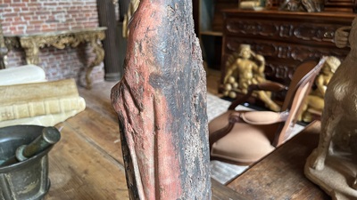 Saint &eacute;v&ecirc;que en ch&ecirc;ne sculpt&eacute; et polychrom&eacute; sur un base avec &eacute;cu, Flandres, vers 1500