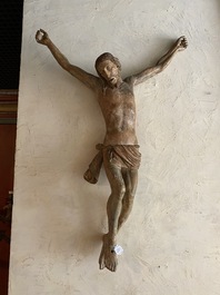 Grand Christ en bois sculpt&eacute; avec traces de polychromie, fin du 16&egrave;me