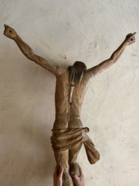 Grand Christ en bois sculpt&eacute; avec traces de polychromie, fin du 16&egrave;me