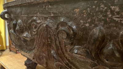 Une grande jardini&egrave;re en fonte sur quatre pieds en forme de lion, Chine, 19&egrave;me