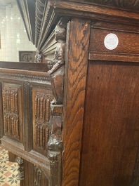 Rare armoire allemande en ch&ecirc;ne sculpt&eacute; sur supports diagonaux orn&eacute;s de lions couch&eacute;s, Westphalie, 16&egrave;me