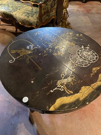 Une table laqu&eacute;e noire &agrave; d&eacute;cor de chinoiserie polychrome et incrustation de nacre, vers 1900