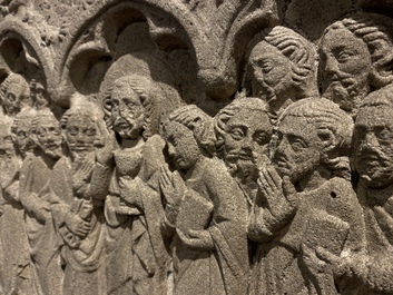 Een zandstenen reli&euml;f met Christus en de twaalf apostelen, 20e eeuw