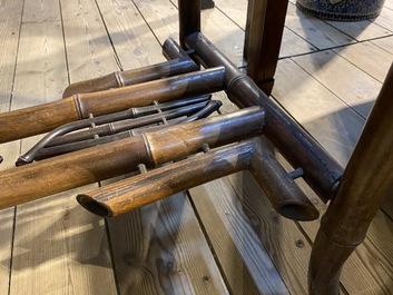 Table japonisante en bambou avec le dessus en bois marquet&eacute;, 19/20&egrave;me